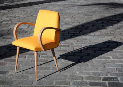 La chaise à l'envers - chaise scandinave à l'ombre du palmier